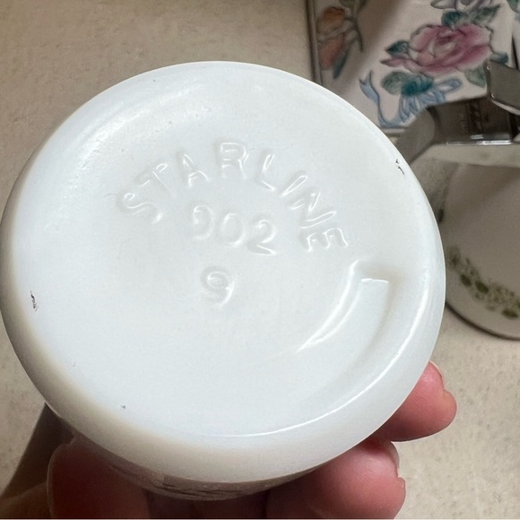 Vintage Starline Milk Glass Crazy Daisy Pepper Shaker - Picture 4 of 5